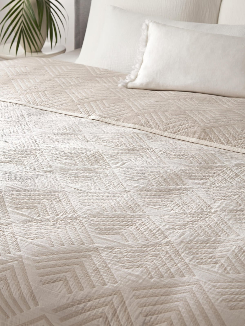 Milano Jacquard Bedspread with Graphic Pattern